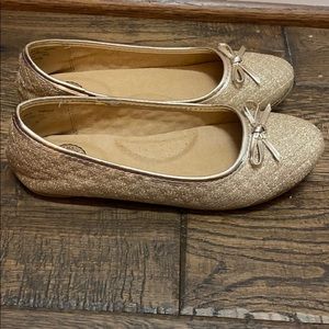 Girls size 4 gold sparkled shoe